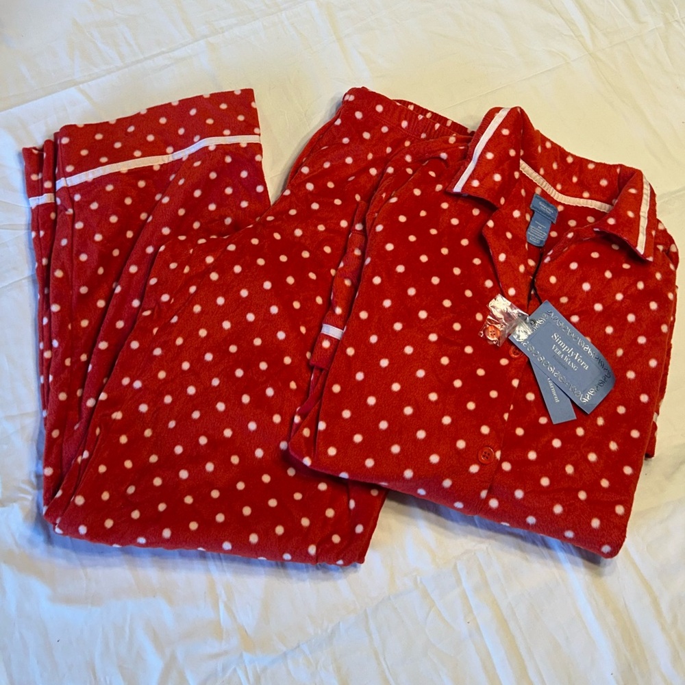 NWT. SimplyVera Vera Wang intimates sleepwear top and bottoms. Size M
